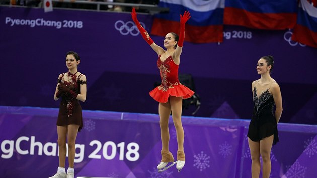 TRIO NEJLEPCH. Zleva druh Jevgenije Medvedvov, vtzka Alina Zagitovov a tet Kaetlyn Osmondov.