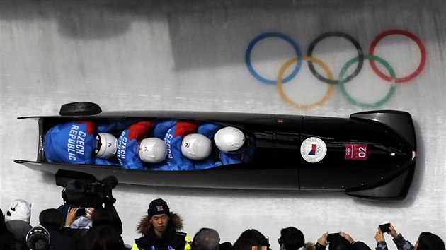 Český čtyřbob ve složení Dominik Dvořák, Jaroslav Kopřiva, Jakub Nosek a Jan Šindelář během jedné z olympijských jízd.