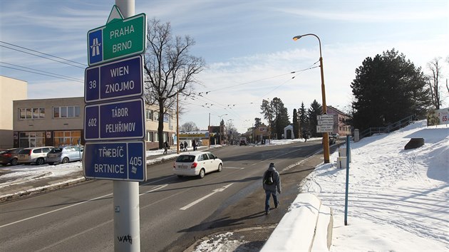 Na křižovatce cest od Třebíče a Znojma se změní přednost v jízdě. Nově bude hlavní silnice ve směru od Třebíče.