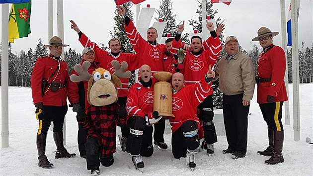 Tým žďárských hokejistů Staré pušky se v Kanadě stal světovým šampionem v rybníkovém hokeji.