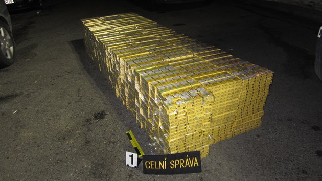 Ukrajinec dokázal do Škody Superb naskládat rovnou tisícovku kartonů ruských cigaret.