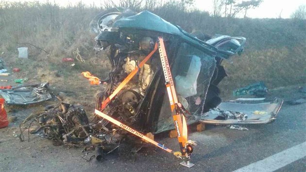 Ve zdemolovanm automobilu zstali idi a jeho spolujezdec zaklnni, vyprostit je museli hasii.