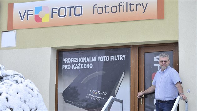 Vladimír Fučík pracoval dříve jako pedagog. Teď má ale firmu, která vyrábí fotografické filtry. Specializuje se na pokročilé amatéry nebo profesionální fotografy.