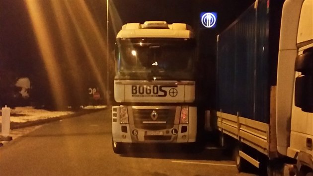 Při dvoudenní dopravně bezpečnostní akci narazili policisté podél D1 na Vysočině na desítky špatně zaparkovaných kamionů. Jejich řidičům dali pokuty.
