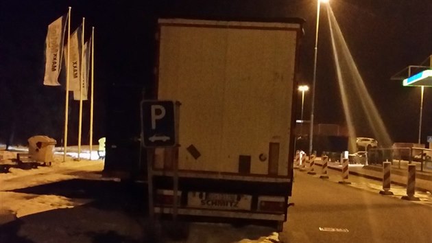 Při dvoudenní dopravně bezpečnostní akci narazili policisté podél D1 na Vysočině na desítky špatně zaparkovaných kamionů. Jejich řidičům dali pokuty.