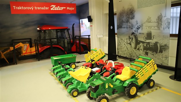 Expozice Jede traktor nabz pes dvacet typ traktor v obdob mezi roky 1917 a 1953 a tak simultor traktoru.
