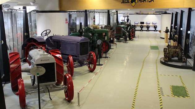 Expozice Jede traktor nabz pes dvacet typ traktor v obdob mezi roky 1917 a 1953 a tak simultor traktoru.