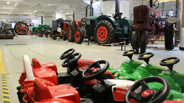 Expozice Jede traktor nabízí přes dvacet typů traktorů v období mezi roky 1917 až 1953 a také simulátor traktoru.