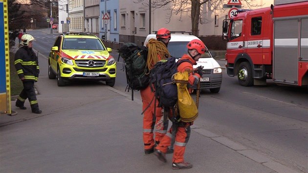 Muž v Praze 10 spadl do výtahové šachty. Vytahovat ho museli hasiči pomocí lan