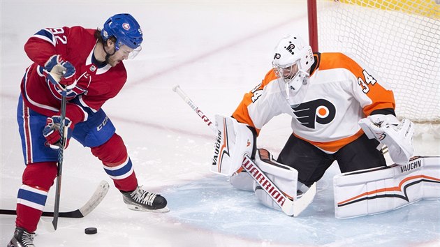 Brank Philadelphie Flyers Petr Mrzek el anci Montrealu. Jonathan Drouin se ho pokou pekonat stelou mezi nohama.