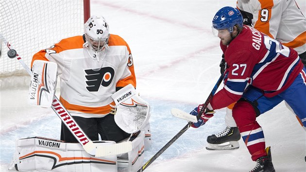 Brankář Philadelphie Flyers Petr Mrázek  maří pokus Alexe Galchenyuka z Montrealu.