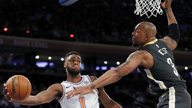 Emmanuel Mudiay z New York Knicks se pokouší přelstít bránícího Davida Westa z Golden State Warriors.