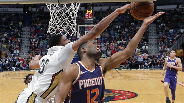 Anthony Davis z New Orleans Pelicans blokuje pokus TJ Warrena z Phoenix Suns.