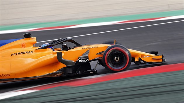 Fernando Alonso s McLarenem pi testovn ped sezonou formule 1 na okruhu v Barcelon.