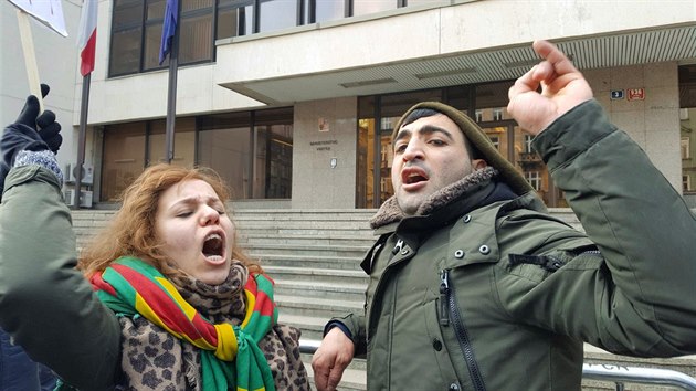 Zhruba dvě stě podporovatelů zadrženého kurdského politika přišlo 26. února 2018 k ministerstvu vnitra v Praze, kde se chtěli dozvědět, zda byl bývalý spolupředseda Strany demokratické unie (PYD) Sálih Muslim vzat do vazby.