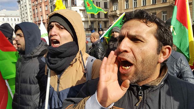 Zhruba dvě stě podporovatelů zadrženého kurdského politika přišlo 26. února 2018 k ministerstvu vnitra v Praze, kde se chtěli dozvědět, zda byl bývalý spolupředseda Strany demokratické unie (PYD) Sálih Muslim vzat do vazby.