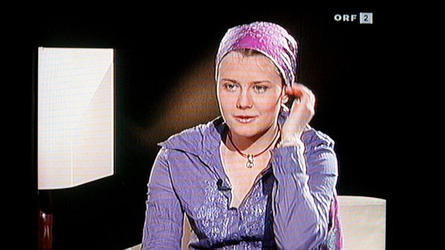 18let Natascha, kter byla 8 let vznna, po pr dnech na svobod promluvila v oficilnm interview na televizn stanici ORF. (6. 9. 2006)