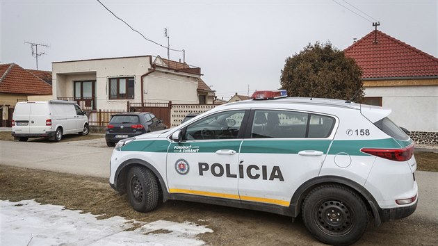 Policejní vůz u domu, v němž žil zavražděný slovenský novinář Ján Kuciak. (27. února 2018)