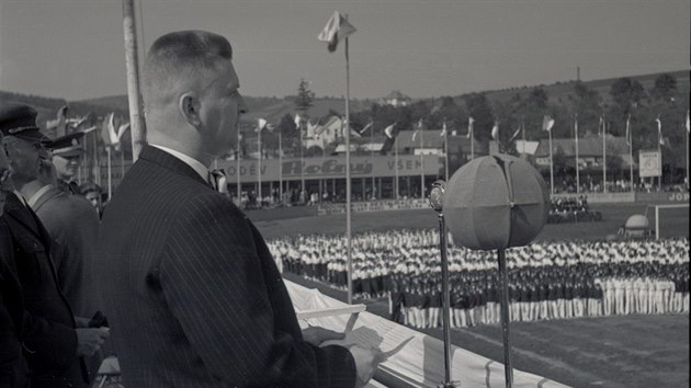 Jan Antonn Baa pi projevu k mladm mum a enm na sportovn slavnosti Baovy koly dne 28. srpna 1938.