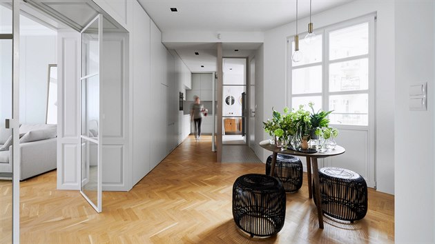 Barevnost bytu je postavená na kombinaci teplých odstínů masivní dubové podlahy v kontrastu s nábytkem a interiérovými doplňky.