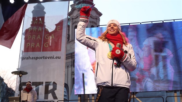 Dvojnsobn olympijsk vtzka Ester Ledeck zdrav fanouky na Staromstskm nmst.