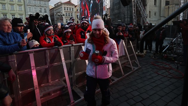 Dvojnásobná olympijská vítězka Ester Ledecká přichází na setkání s fanoušky na Staroměstském náměstí.