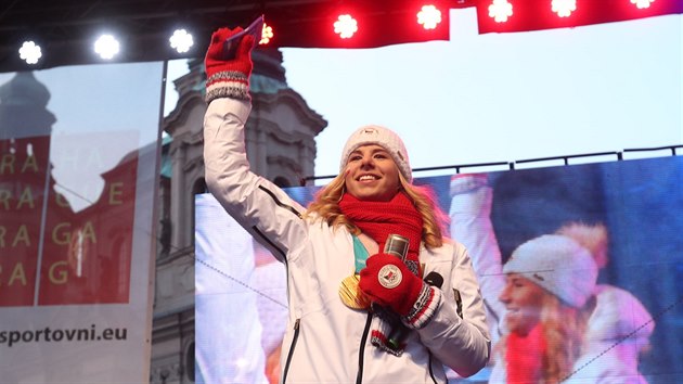 Dvojnásobná olympijská vítězka Ester Ledecká zdraví fanoušky na Staroměstském náměstí.