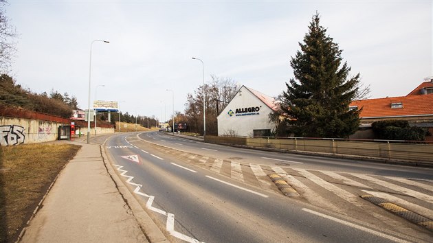 Na fotografii je Radlick ulice u autobusov zastvky Sdlit Jinonice, kde st Radlick radily povede tunelem. (21.2.2018)