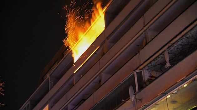 Prat hasii zasahovali u poru na balkon bytovky na ikov. (23.2.2018)