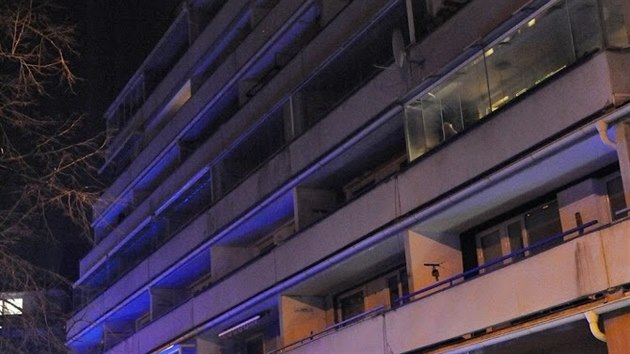 Prat hasii zasahovali u poru na balkon bytovky na ikov. (23.2.2018)