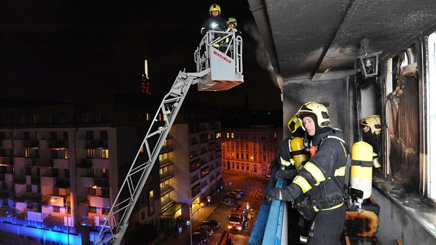 Prat hasii zasahovali u poru na balkon bytovky na ikov. (23.2.2018)