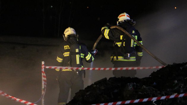 Více než deset jednotek hasičů bojovalo od pondělního večera po celou noc i během úterka s požárem skládky u Lipníku nad Bečvou.