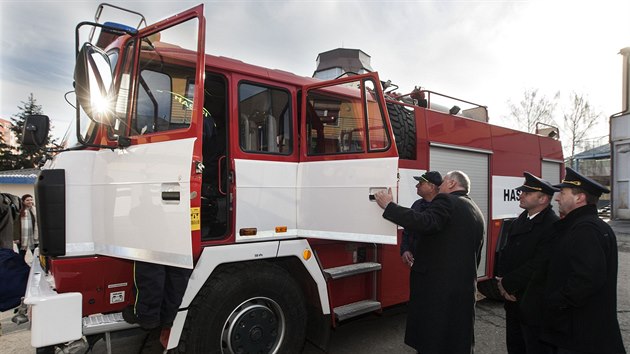 Nkolik hasiskch jednotek z Olomouckho kraje dostalo lep techniku. Profesionln hasii po zskn t novch cisteren penechali ty doposud pouvan tem dobrovolnm jednotkm k nahrazen jejich u velmi letitch voz.