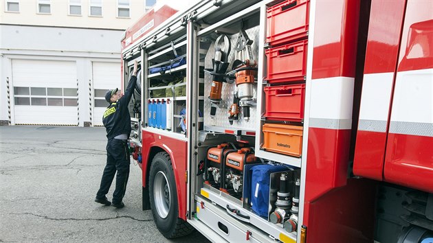 Nkolik hasiskch jednotek z Olomouckho kraje dostalo lep techniku. Profesionln hasii po zskn t novch cisteren (jedna z nich na snmku) penechali ty doposud pouvan tem dobrovolnm jednotkm k nahrazen jejich u velmi letitch voz.