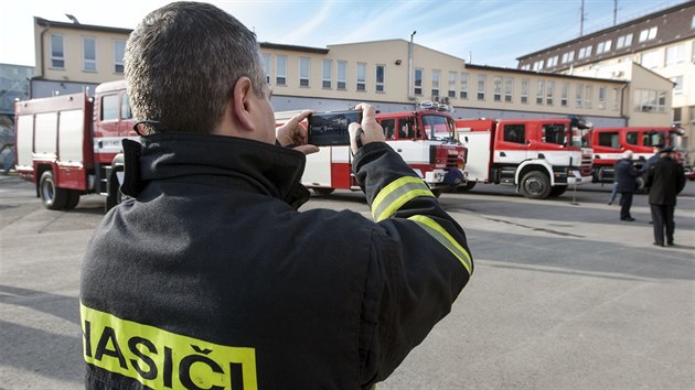 Nkolik hasiskch jednotek z Olomouckho kraje dostalo lep techniku. Profesionln hasii po zskn t novch cisteren penechali ty doposud pouvan tem dobrovolnm jednotkm k nahrazen jejich u velmi letitch voz.