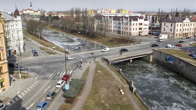 Pohled na jeden z klovch most pro olomouckou dopravu v Komenskho ulici, po kterm denn projede a 15 tisc aut. Ten ek kvli budovn protipovodovch opaten pestavba, kvli kter bude nutn uzavrka.