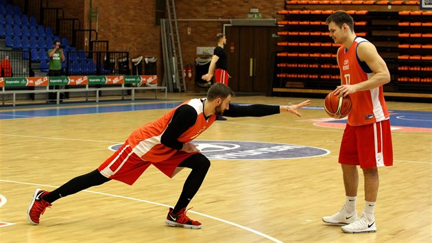 Martin K�� (vlevo) se protahuje na tr�ninku basketbalov� reprezentace, sleduje...