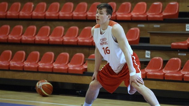 Ondej Sehnal se protahuje na trninku eskch basketbalist ped svtovou kvalifikac