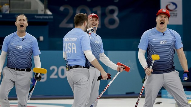 Amerit curlei Tyler George, John Landsteiner, John Shuster a Matt Hamilton (zleva) se raduj po postupu do olympijskho finle.