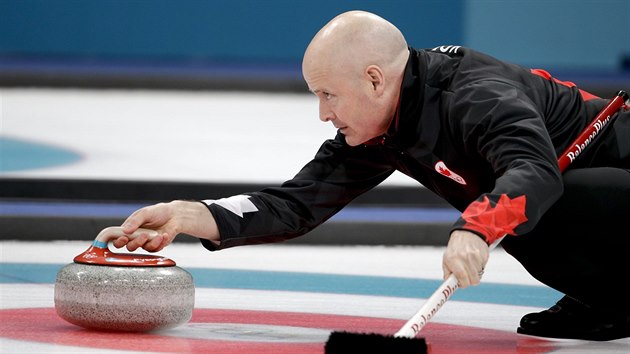 Kanadsk skip Kevin Koe v semifinle olympijskho curlingovho turnaje