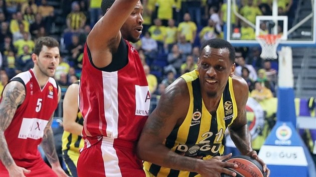 James Nunnally (vpravo) z Fenerbahce Istanbul se tla pod ko Milna.