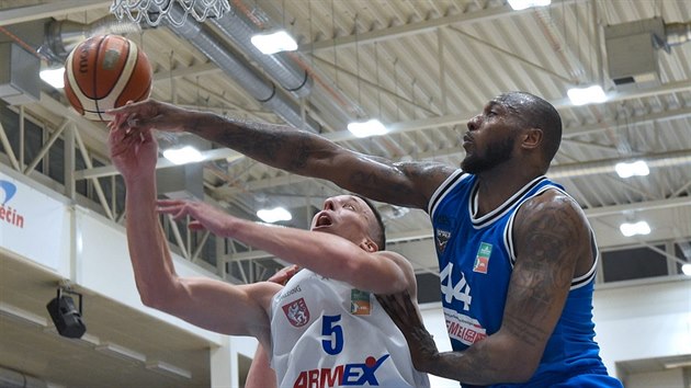 Dnsk basketbalista Tom Pomiklek (vlevo) se tla kolem Cadariana Rainese z USK Praha.