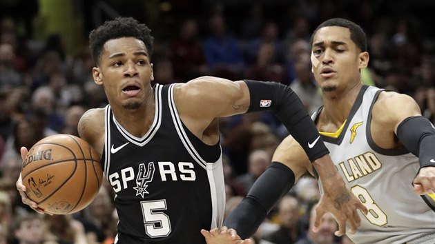 Dejounte Murray (vlevo) ze San Antonia unik Jordanu Clarksonovi z Clevelandu.