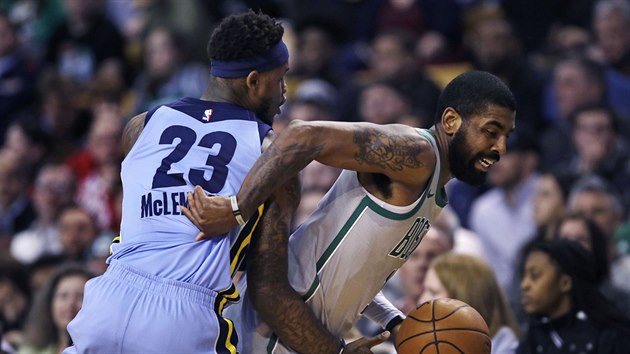 Kyrie Irving (vpravo) z Bostonu se pokou prosadit kolem Bena McLemora z Memphisu.