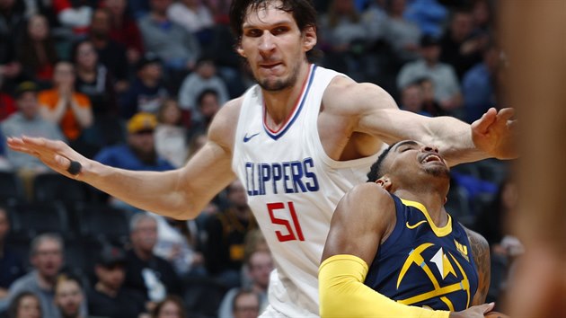 Boban Marjanovi (vlevo) z LA Clippers fauluje Garyho Harrise z Denveru.