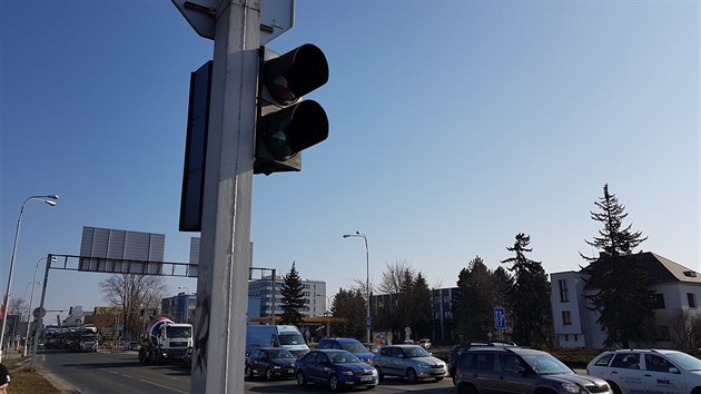 patn umstn semafor pro chodce na kiovatce ulic Okrun a Vta Nejedlho v Hradci Krlov.