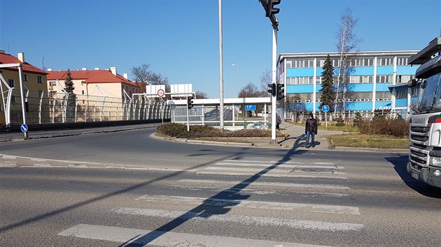 Špatně umístěný semafor pro chodce na křižovatce ulic Okružní a Víta Nejedlého v Hradci Králové.