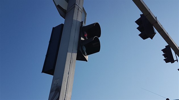 Špatně umístěný semafor pro chodce na křižovatce ulic Okružní a Víta Nejedlého v Hradci Králové.
