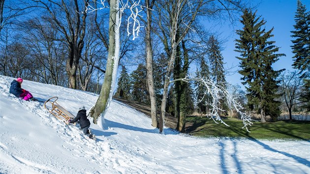 Díky sněžnému dělu je v parku uprostřed Hradce Králové sníh (22.2.2018).