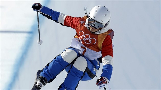 Francouzsk akrobatick lyaka Marie Martinodov bhem finlov jzdy na U-ramp.